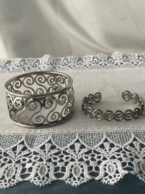 🦋 2/$15 Sale!
Ornate Silver-Tone bracelets Lot of 2